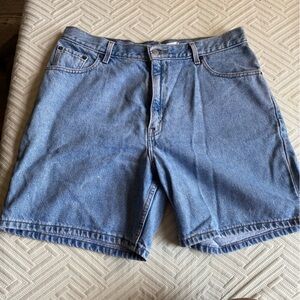 Women’s Light washed levi shorts
